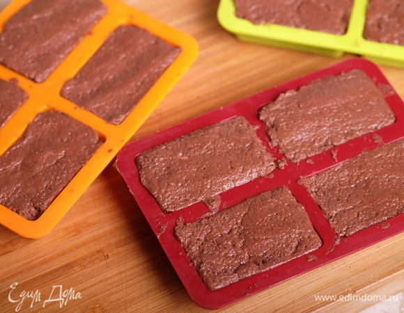 Если у вас есть порционные силиконовые формочки, то готовую творожно-трюфельную массу выкладываем в формочки и ставим в морозилку до полного замораживания. Если формочек у вас нет, то необходимо охладить смесь в холодильнике не менее 3-х часов, далее сформировать колбаски и так же заморозить. После охлаждения масса становится заметно плотнее и пластичнее.