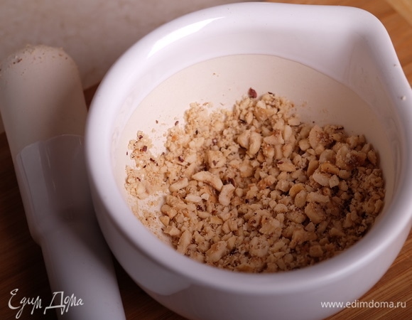 Приготовим шоколадную глазурь «Гурмэ». Для этого орехи немелко порубить (я использовала ступку).