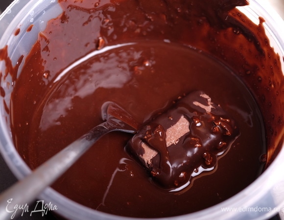 Массу перемешать. Глазурь готова. Обратить внимание, что с этой глазурью можно работать только когда ее температура 30-35°C, а пирожные очень хорошо заморожены. Глазируем пирожные. Вынуть формочки из морозилки, достать по одному сырки и немедленно погружать в глазурь, как бы купая их (я поддевала вилкой).