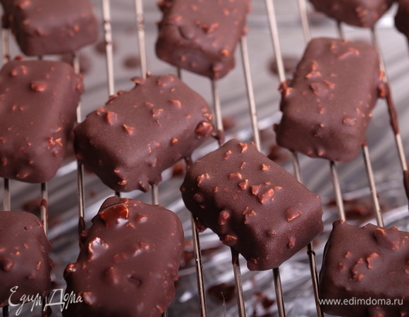 Таким образом заглазировать все сырки, выкладывая их на решетку.