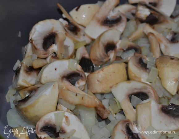 Лук нарезать кубиком и обжарить на растительном масле до золотистого цвета, добавить крупно нарезанные шампиньоны, немного соли и черного перца. Томить под крышкой до готовности минут 10.