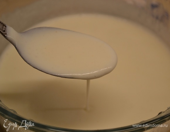 В отдельном сотейнике растопить сливочное масло, добавить 1 ст. л. с горкой муки, перемешать и обжарить буквально 30 секунд. Добавить понемногу молоко и сливки, помешивать. Посолить, поперчить и добавить мускатный орех. Довести соус до кипения, постоянно помешивая. Если масса получилась с комочками, можно воспользоваться блендером.