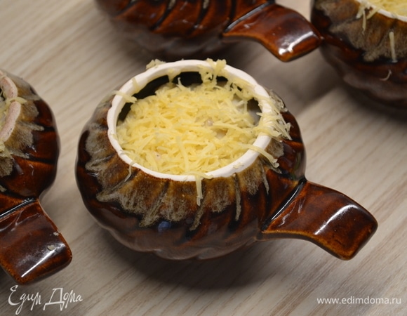 Грибы, соус и куриное филе соединить и перемешать. Часть сыра нарезать мелким кубиком, часть натереть на терке. В кокотницы или горшочки выложить до половины грибную массу, посыпать кубиками сыра, затем заполнить массой до краев и сверху посыпать тертым сыром.