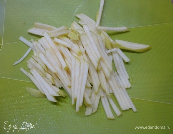 Тыкву и яблоки нашинковать тонкой соломкой.