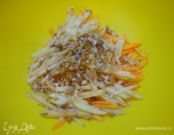 Добавить мед, оливковое масло и орехи. Перемешать.