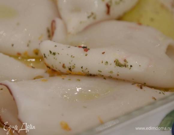 Запекать кальмаров в разогретой духовке 5 минут, затем перевернуть и запекать еще пару минут.<br />
 