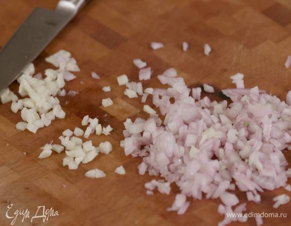 Оставшийся чеснок почистить и мелко порубить.