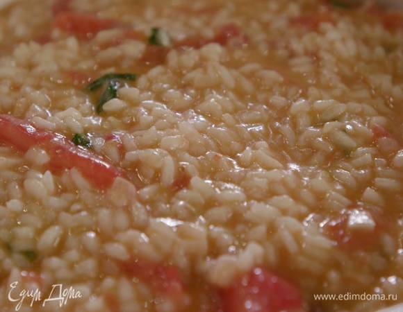 Разогреть в тяжелой глубокой сковороде 2 ст. ложки оливкового и 1 ст. ложку сливочного масла и обжарить шалот и чеснок до мягкости, всыпать рис, перемешать и сделать тостатуру, то есть обжаривать его до прозрачности 1‒2 минуты, затем влить вермут и, помешивая, дать алкоголю выпариться. Добавить 3‒4 половника горячего томатного соуса, влить 3 половника горячего куриного бульона, все перемешать и дать рису впитать жидкость, затем по одному половнику добавлять бульон, время от времени помешивая, так чтобы рис не плавал, но и не превратился в ком.<br />
 