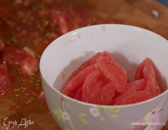 Помидоры надсечь крестиком, залить кипятком и дать постоять несколько минут, затем обдать ледяной водой, удалить кожицу и лишний сок, нарезать дольками.<br />
 