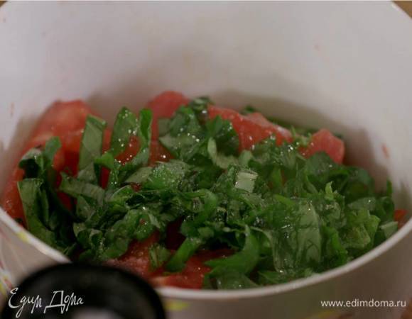 Перец чили тонко нарезать, базилик мелко порубить, добавить все к нарезанным помидорам, посолить, влить оливковое масло Extra Virgin и перемешать.<br />
 