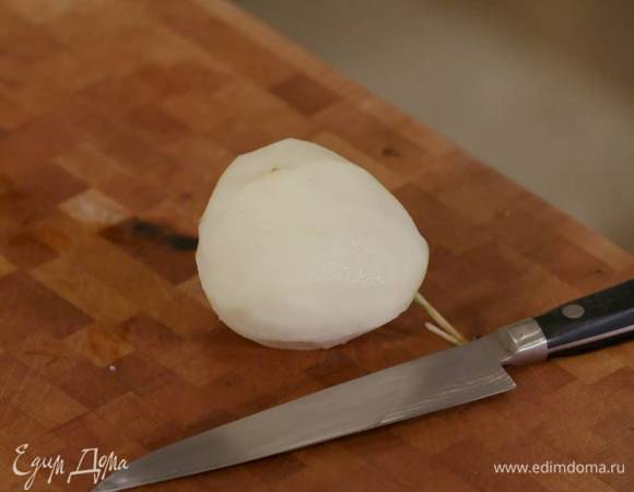 У груш срезать кожуру и, удалив сердцевину, нарезать на дольки-восьмушки.