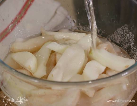 Посыпать груши сахаром, влить белое вино и дать постоять минимум 10 часов.