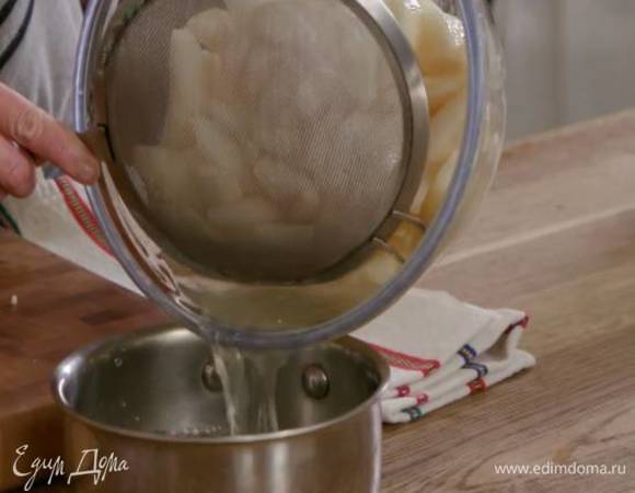 Слить из настоявшихся груш сироп и в небольшой кастрюле уварить его вполовину.