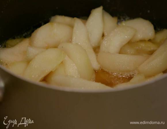 Залить дольки груш горячим сиропом, посыпать порошком горчицы, куркумой, кайенским перцем и все перемешать, затем переложить в кастрюлю и прогреть.