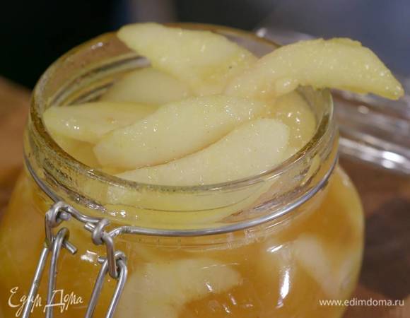 Разложить груши по стерилизованным банкам и залить сиропом.