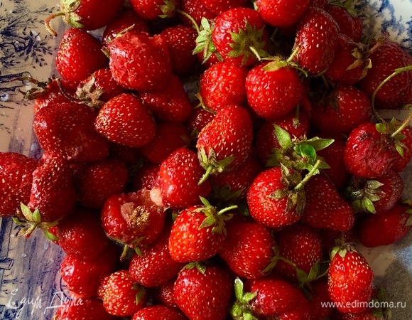 Помыть, очистить клубнику, перебить блендером, добавить сахарную пудру, ванильный сироп.