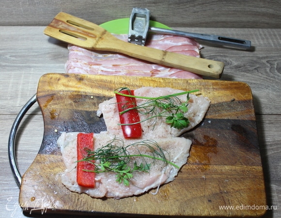 На каждый пласт кладем полоску перца, зелень, соль, перец и другие специи по вкусу.