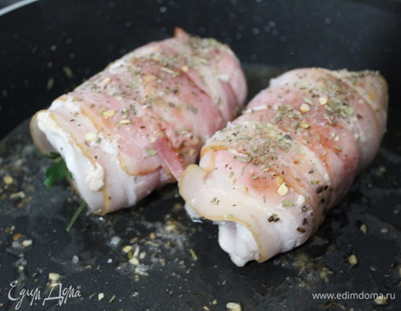 Обжариваем на сковороде под крышкой на среднем огне 7–8 минут. Посыпаем специями. У меня смесь перца с можжевеловой ягодой и душицей.