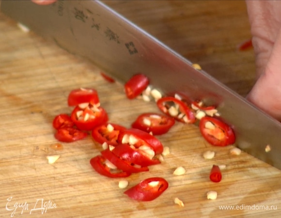 Нарезать перец чили, добавить в сковороду.