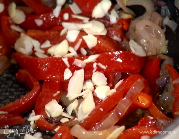 Всыпать в сковороду миндальные лепестки, добавить свежемолотый черный перец, все перемешать. Снять сковороду с плиты.