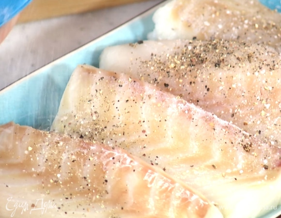 Филе трески посолить и поперчить с двух сторон.