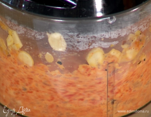 Овощную смесь для соуса переложить в блендер и измельчить.