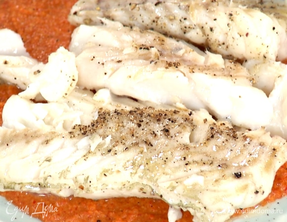 Соус равномерно распределить на тарелке. Готовую рыбу выложить на соус.