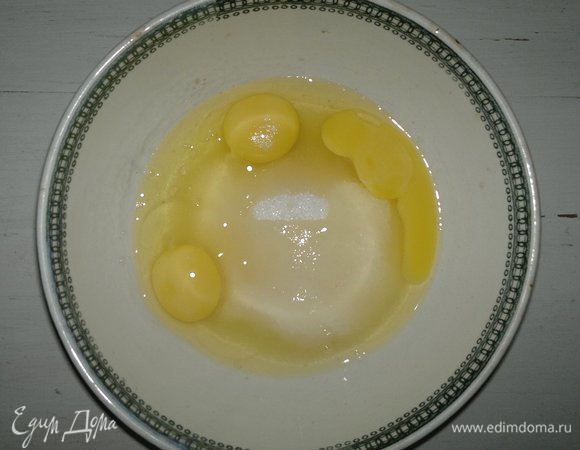 Яйца соединить с сахаром, ванилином, солью. Взбить.