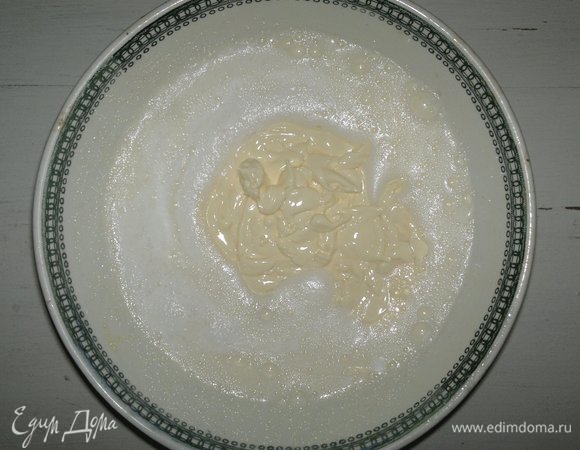 Добавить теплый кефир и растопленный маргарин, перемешать.