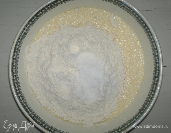Порциями всыпать просеянную муку с содой, перемешивать.