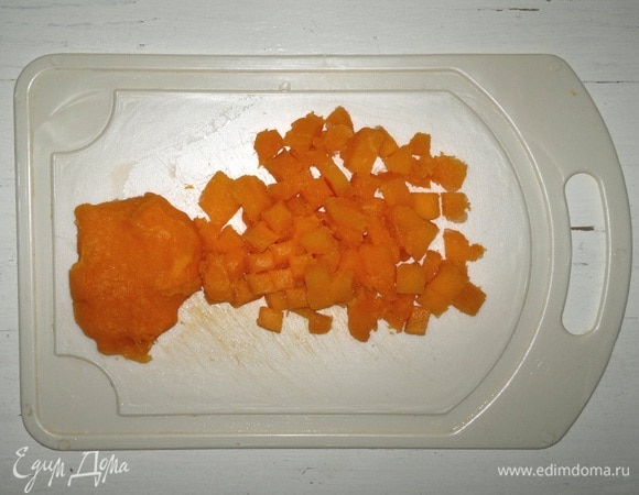 У меня тыква была замороженная. Я немного ее разморозила, отжала от лишней жидкости, нарезала на мелкие кубики. Если тыква свежая, нужно очистить ее от кожуры и нарезать.