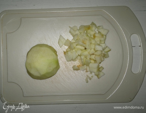 Яблоко очистить от кожуры, разрезать пополам, вырезать семенную коробочку. Нарезать яблоко на мелкие кубики.