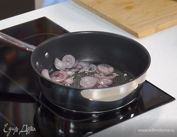 Обжарить лук в оливковом масле на сковороде до золотистого цвета.