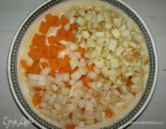 Добавить в тесто нарезанные тыкву, яблоко, грушу. Перемешать.