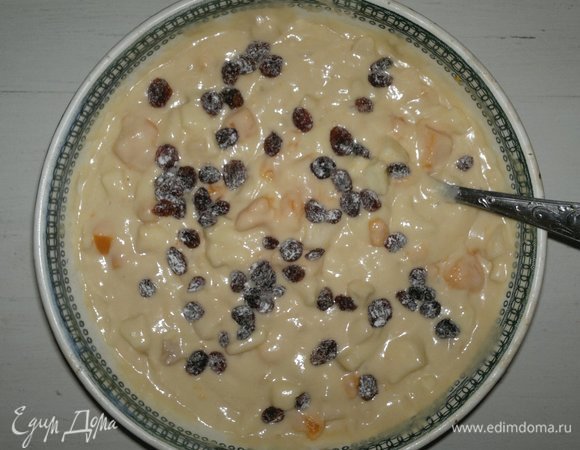 Добавить изюм в тесто, перемешать.