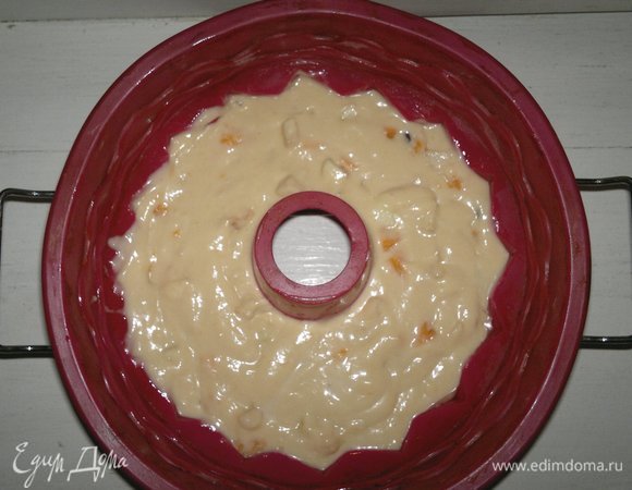 Силиконовую форму-кольцо смазать растительным маслом. Силиконовые можно и не смазывать, но я всегда немного смазываю. Выложить тесто в форму. Поставить в духовку, разогретую до 180°C, на 50–60 минут. Готовность проверяйте деревянной палочкой. Ориентируйтесь при выпечке на свою духовку.