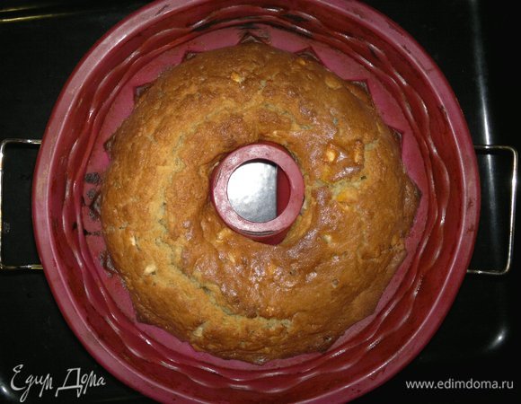 Готовый кекс достать из духовки, дать полностью остыть в форме. Я, как всегда, поспешила вытаскивать, в результате кекс немного сломался, так как он очень мягкий и нежный.