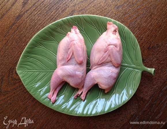 Тушки перепелок очистить, вымыть.