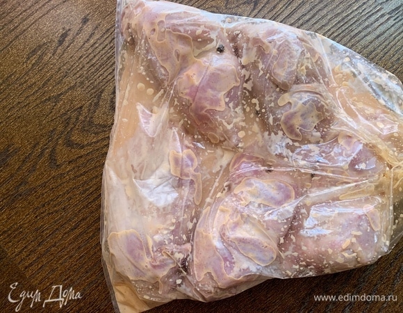 Приготовить маринад: сок ананаса, паприка, соль, перец, майонез; все перемешать, хорошо промазать перепелок и положить их в пакет для маринования на 1 час.