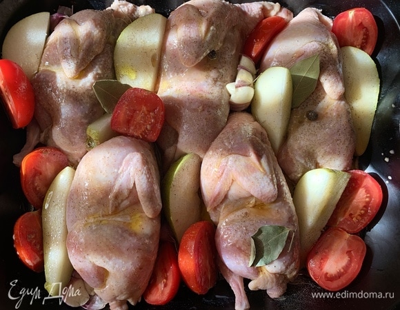 Разогреть духовку до 190°C. Форму для запекания смазать оливковым маслом. На нее кладем перепелок, нарезаем помидоры, грушу, чеснок, лавровый лист.