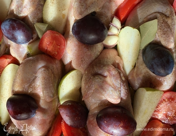 Из слив вынуть косточки и тоже туда — к перепелам, сверху щедро поливаю медом и оливковым маслом. Ставлю в духовку примерно на 30–40 минут. До румяной корочки.