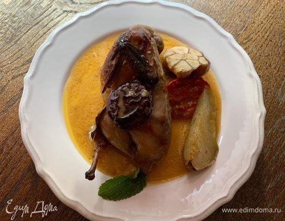 Можно подавать порционно: сначала перепелку, за ней идет слива, помидор и кусочек груши. Все полить соусом.