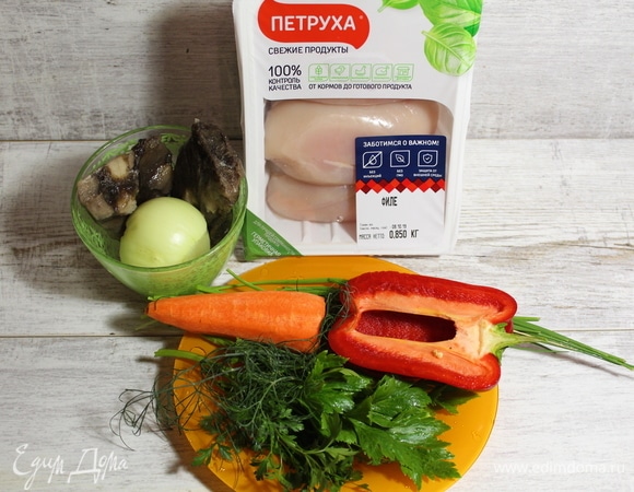 Очищаем лук, морковь, перец. Зелень подойдет любая, по вкусу. Грибы у нас уже отварные, замороженные.