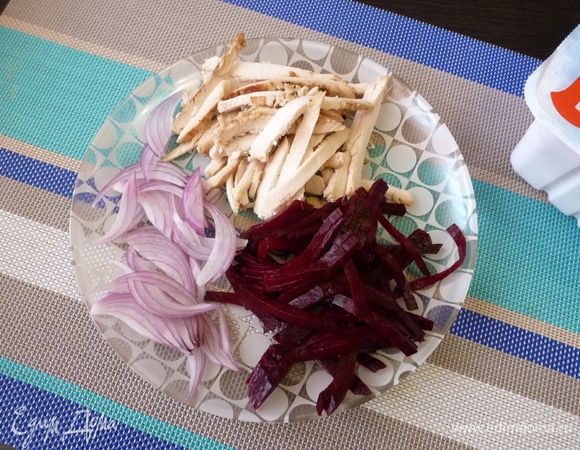 Нарезать лук перьями, а куриное мясо и свеклу — соломкой.