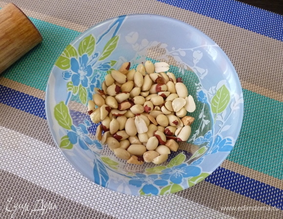 Арахис измельчить с помощью пестика, толкушки или чоппера.