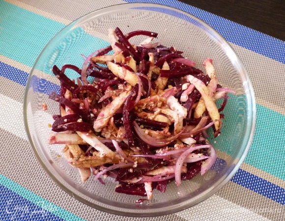 Соединить в миске все ингредиенты. Заправить по вкусу соевым соусом и оливковым маслом. Поперчить по вкусу.