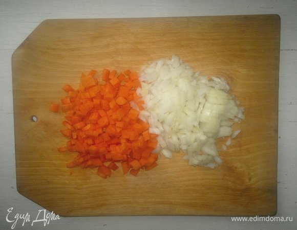 Лук и морковь почистить, нарезать небольшими кубиками.