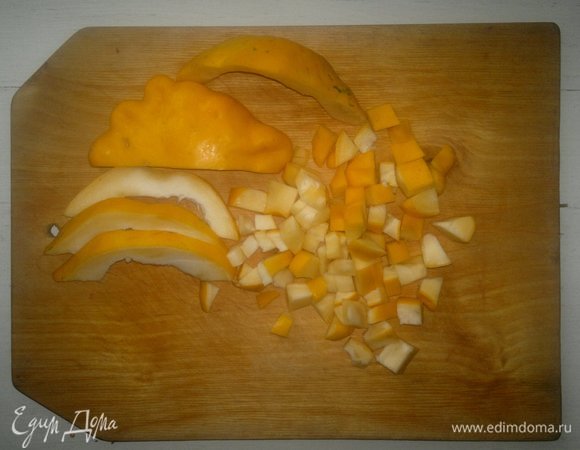 Патиссон разрезать вдоль пополам, при необходимости удалить семена. Нарезать небольшими кубиками.