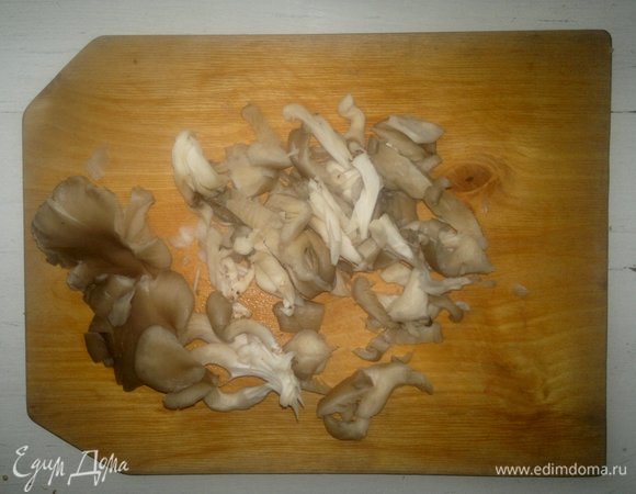 Вешенки промыть под проточной водой, обсушить. Нарезать грибы недлинными полосками.