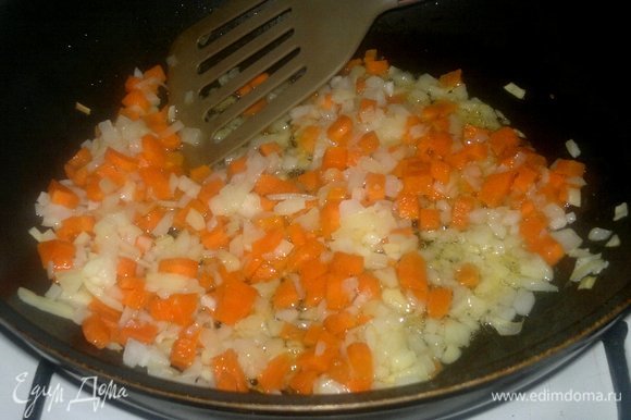 В сковороде разогреть растительное масло и обжарить лук и морковь до румяности.